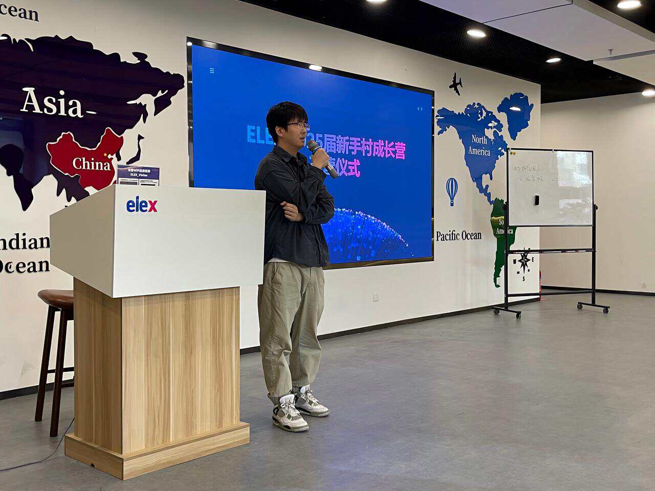 导师指导新人的场景，象征专业的培训体系